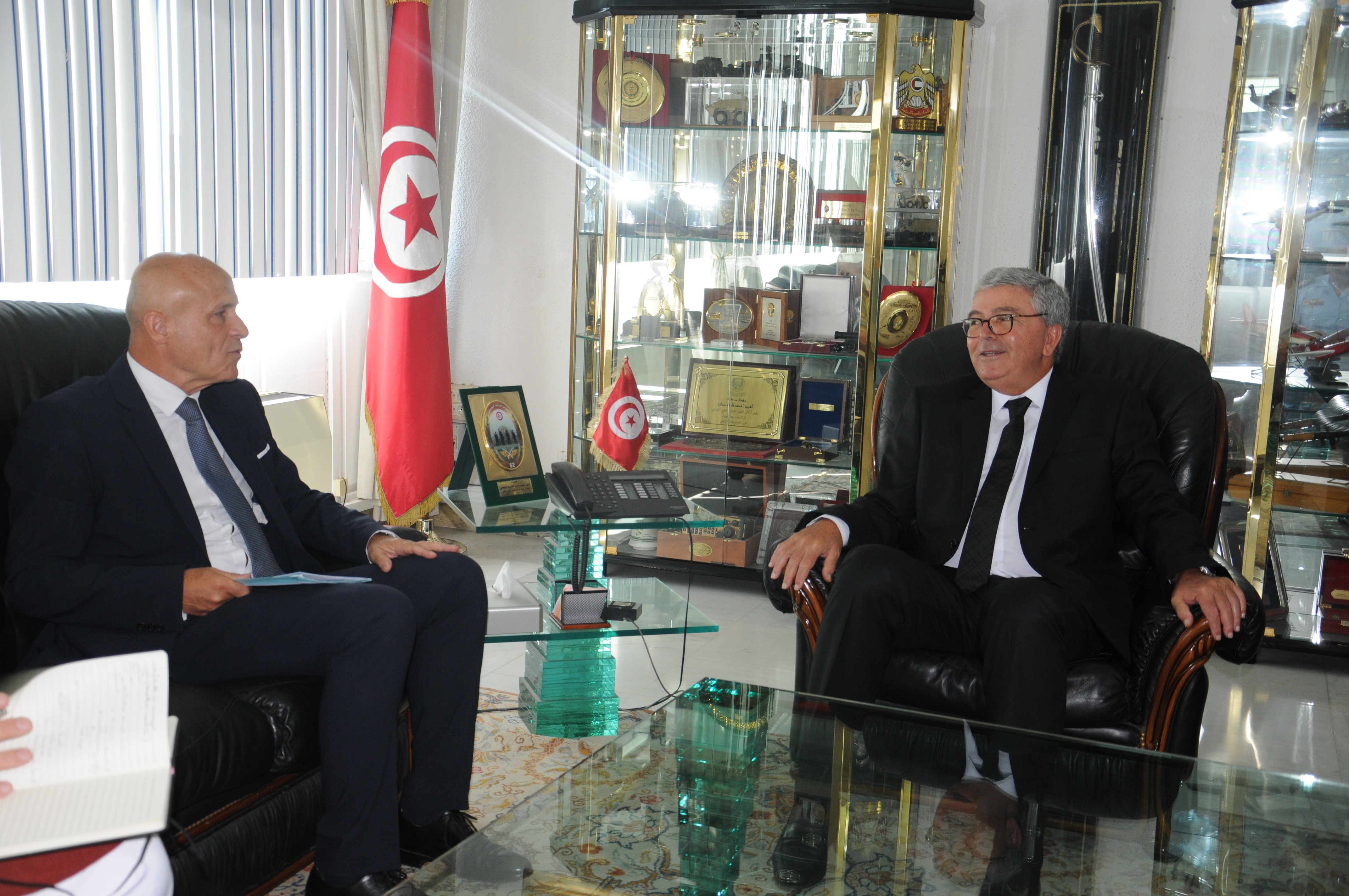 وزير الدفاع الوطني مع سفير فرنسا بتونس