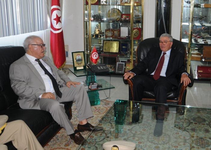 وزير الدفاع الوطني يستقبل سفير الجزائر بتونس