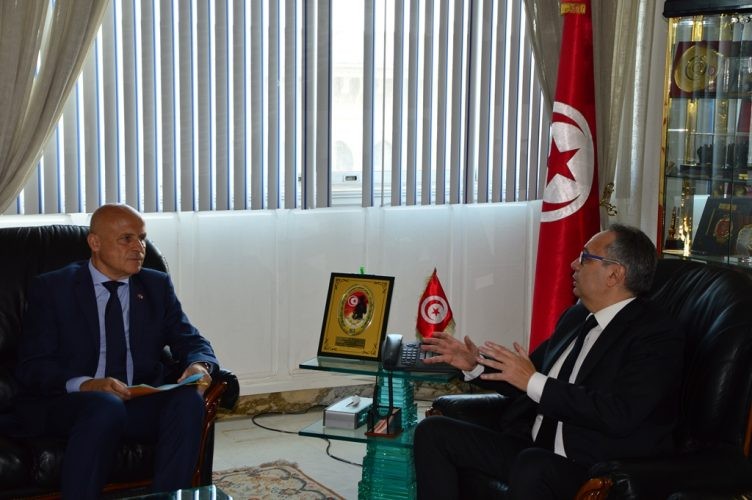 وزير الدفاع الوطني يستقبل سفير فرنسا بتونس