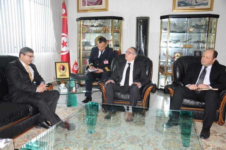 وزير الدفاع الوطني يستقبل سفير الهند بتونس