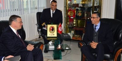 وزير الدفاع الوطنـي يستقبل سفيـر الولايـات الـمتحدة الأمريـكيـة بتـونـس وزير الدفاع الوطنـي يستقبل سفيـر الولايـات الـمتحدة الأمريـكيـة بتـونـس