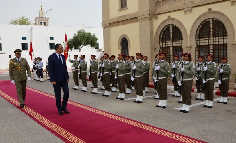 وزير الدفاع الوطني في موكب تقليد الرتب والأوسمة: ضرورة انفتاح المؤسسة العسكرية على محيطها الداخلي