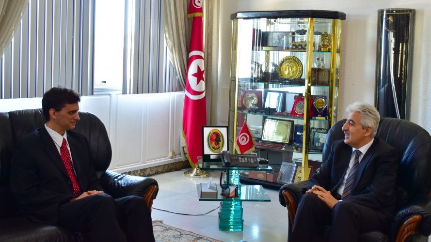 وزير الدفاع الوطني يتحادث مع سفير المجر بتونس